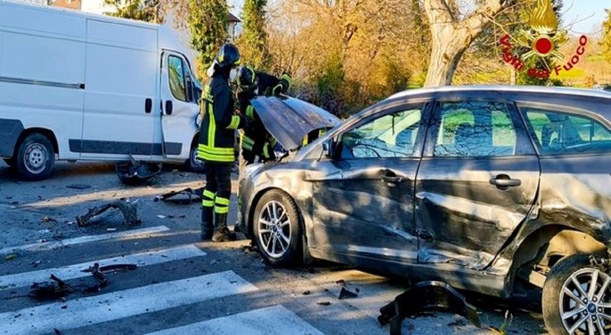 Accident between two cars and a van in Avellino