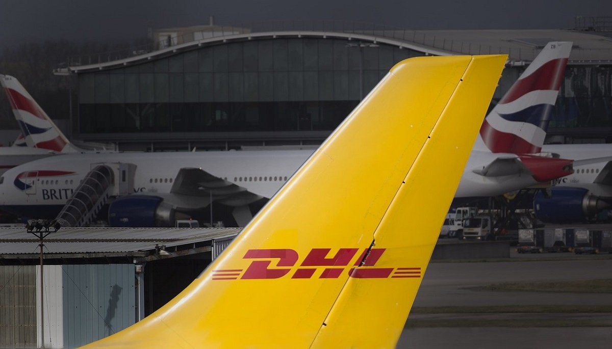 Aereo DHL si spezza in due: a bordo c’era il pilota e i membri dell’equipaggio