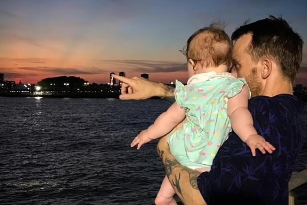Bambina di 10 mesi morta per overdose, arrestato il padre. Era la nipotina di Paul Auster