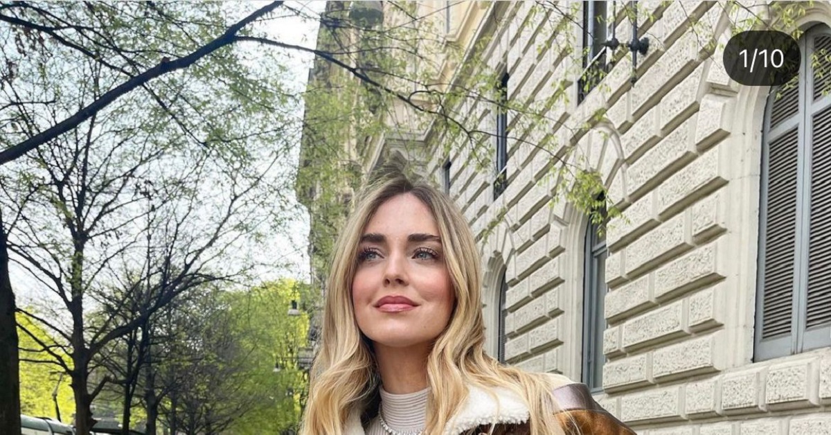 Chiara Ferragni: l’influencer mostra la borsa Chanel in versione XXL anni 90′