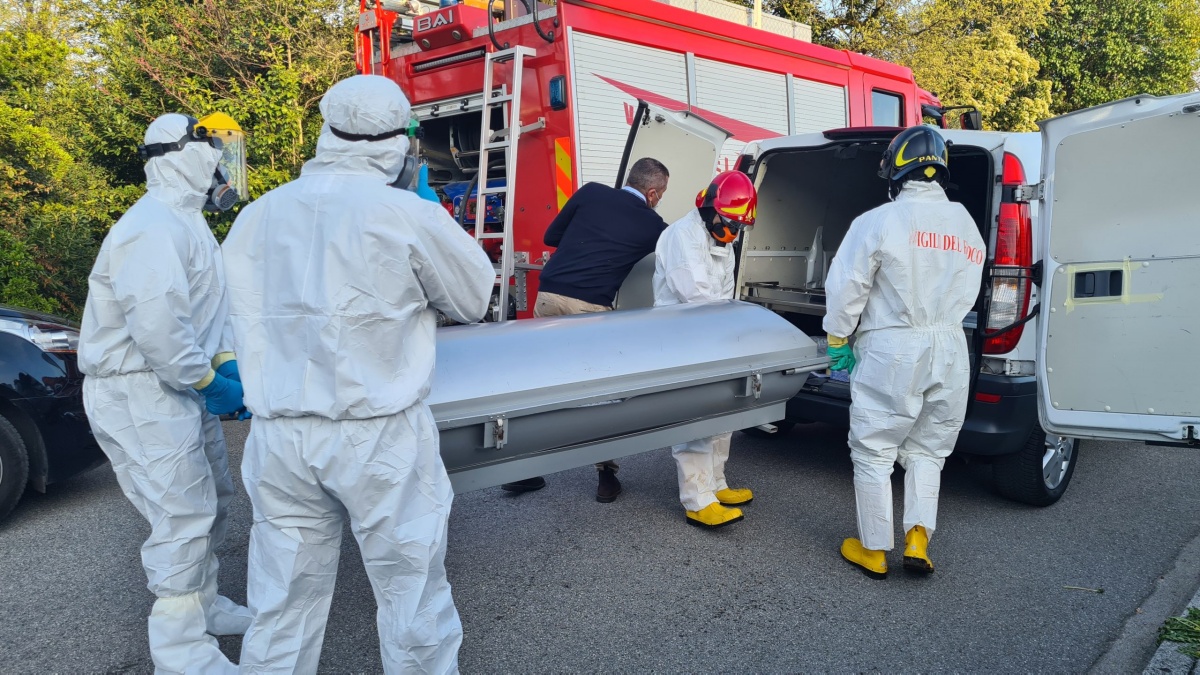 Coppia di anziani trovati morti in casa da quasi un anno