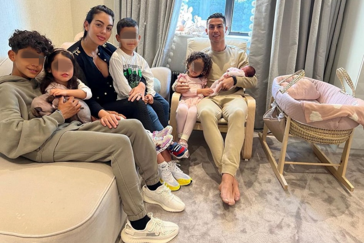 Cristiano Ronaldo accoglie Georgina e la piccola neonata a casa