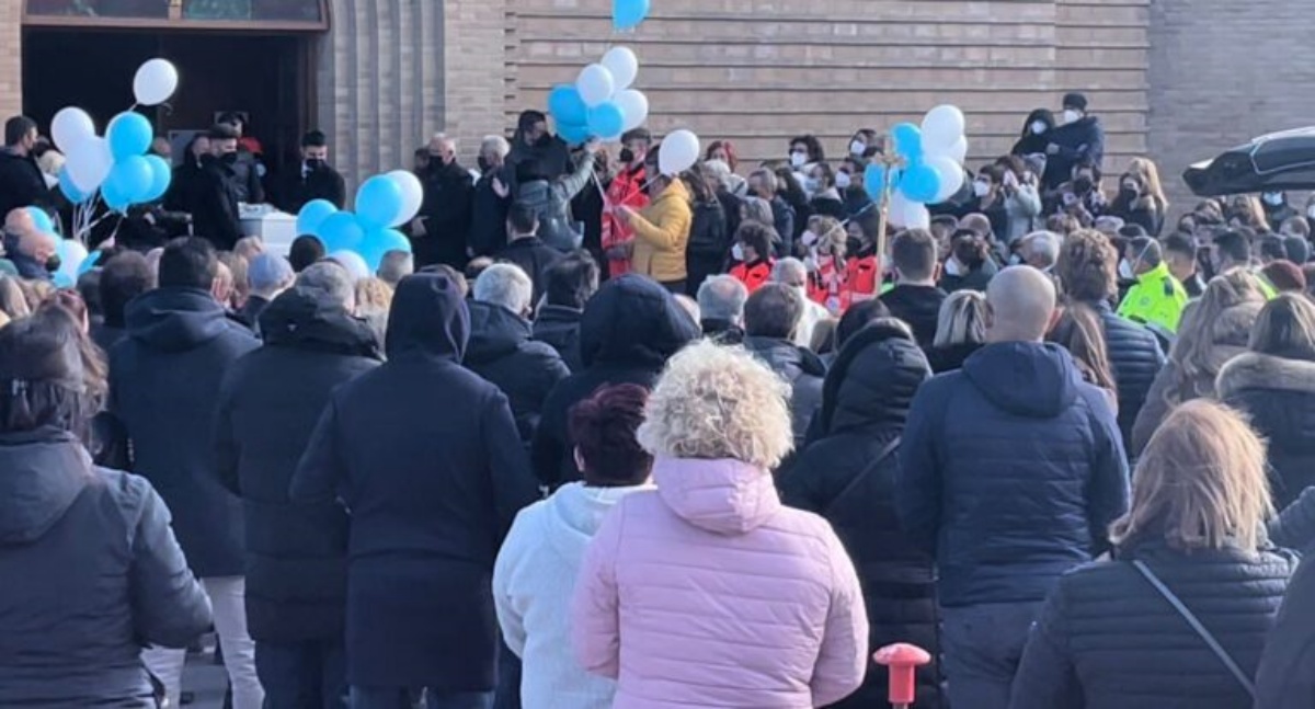 Dolore e lacrime nel giorno dell’ultimo saluto al piccolo Damiano Merlitti
