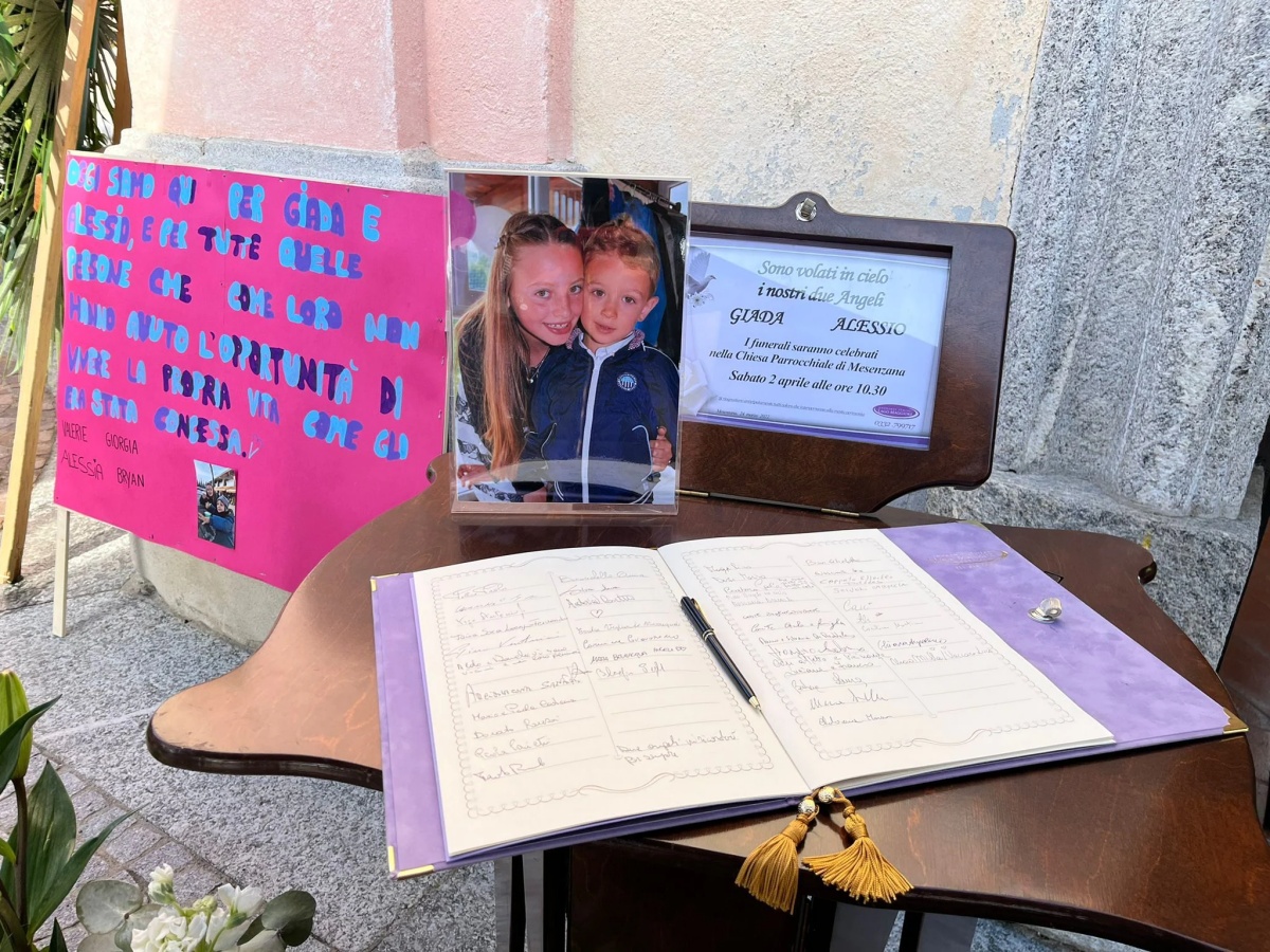 Lacrime e dolore durante l’ultimo saluto a Giada e Alessio, i bimbi uccisi dal papà