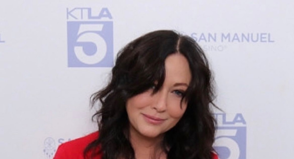 Shannen Doherty, il post dall’ospedale: “Occhi appannati, capelli in disordine”