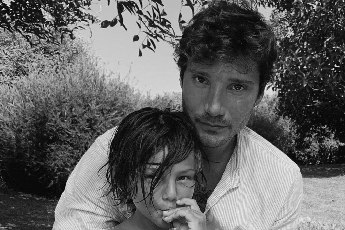 Stefano De Martino organizza la festa di compleanno a Santiago: polemiche per la scelta del tema