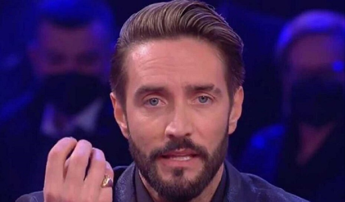 Alex Belli replica alle parole di Antonio Medugno sulla finta paparazzata