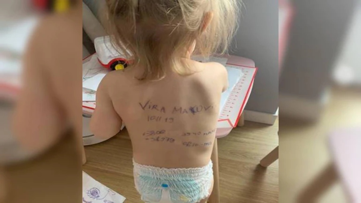 Vira la bambina con la scritta sulla schiena