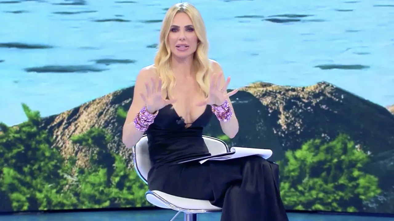 Ilary Blasi all’Isola dei Famosi in total black con una scollatura generosa su seno e schiena