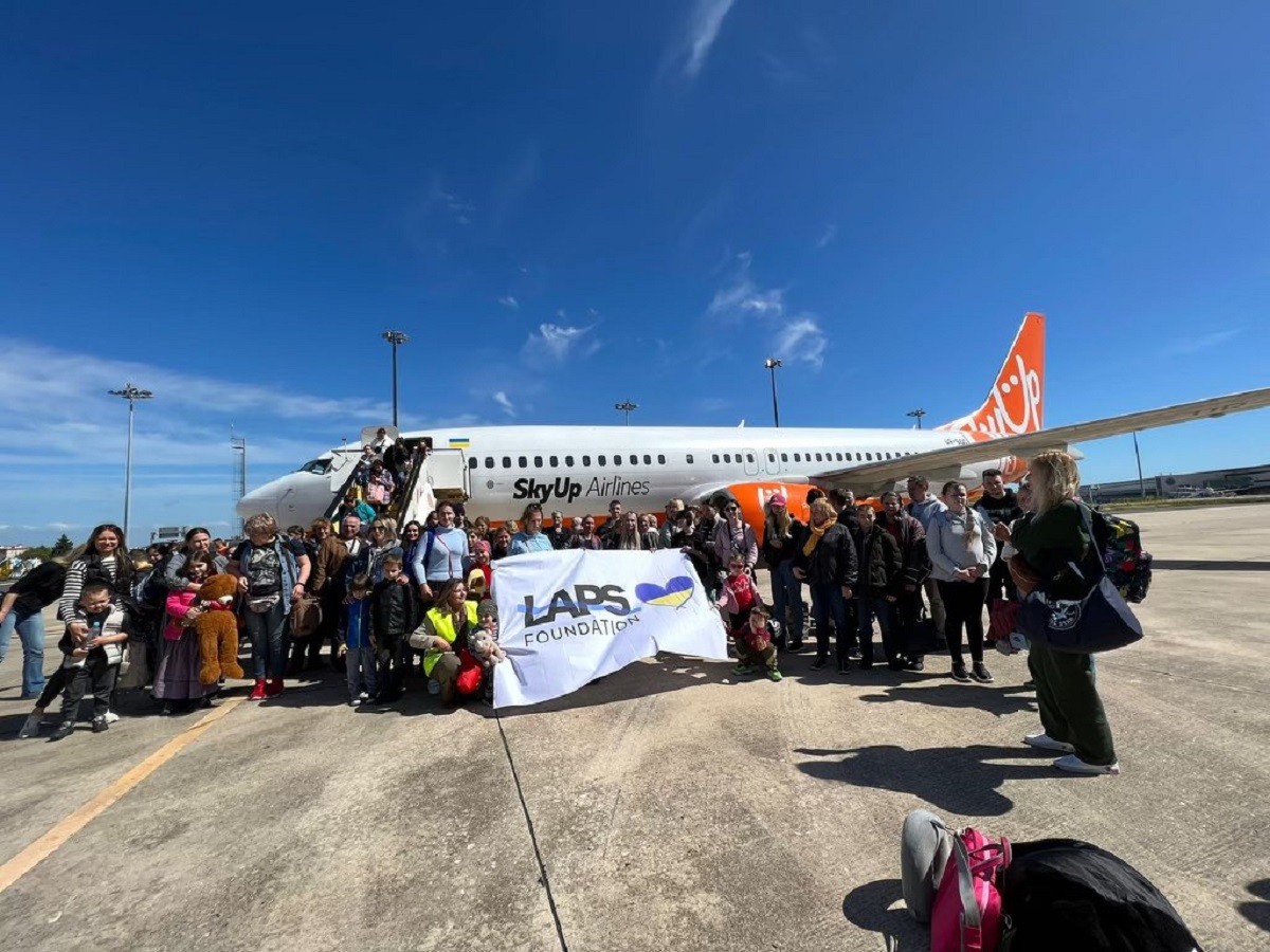 Lapo Elkann salva 150 ucraini con la moglie Joana Lemos affittando un Boeing