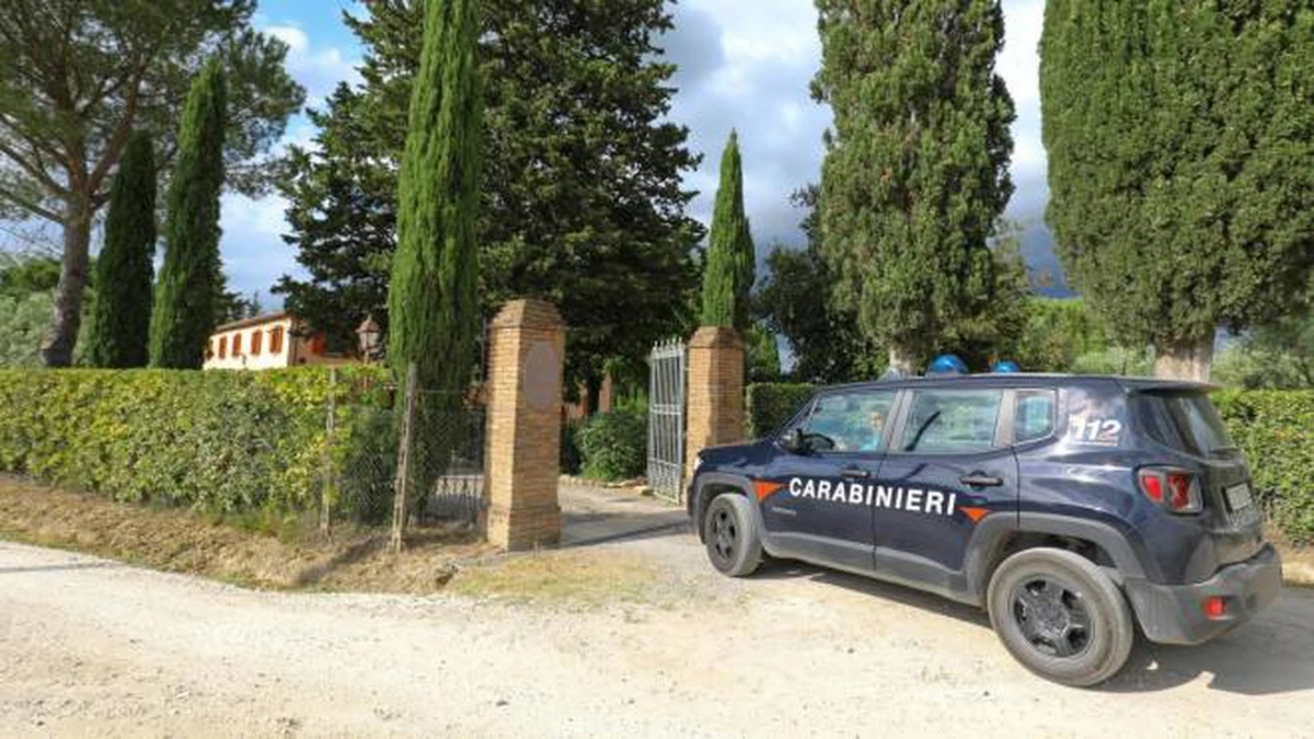Bimbo di 3 anni cade dalle scale, si taglia alla gola e muore dissanguato