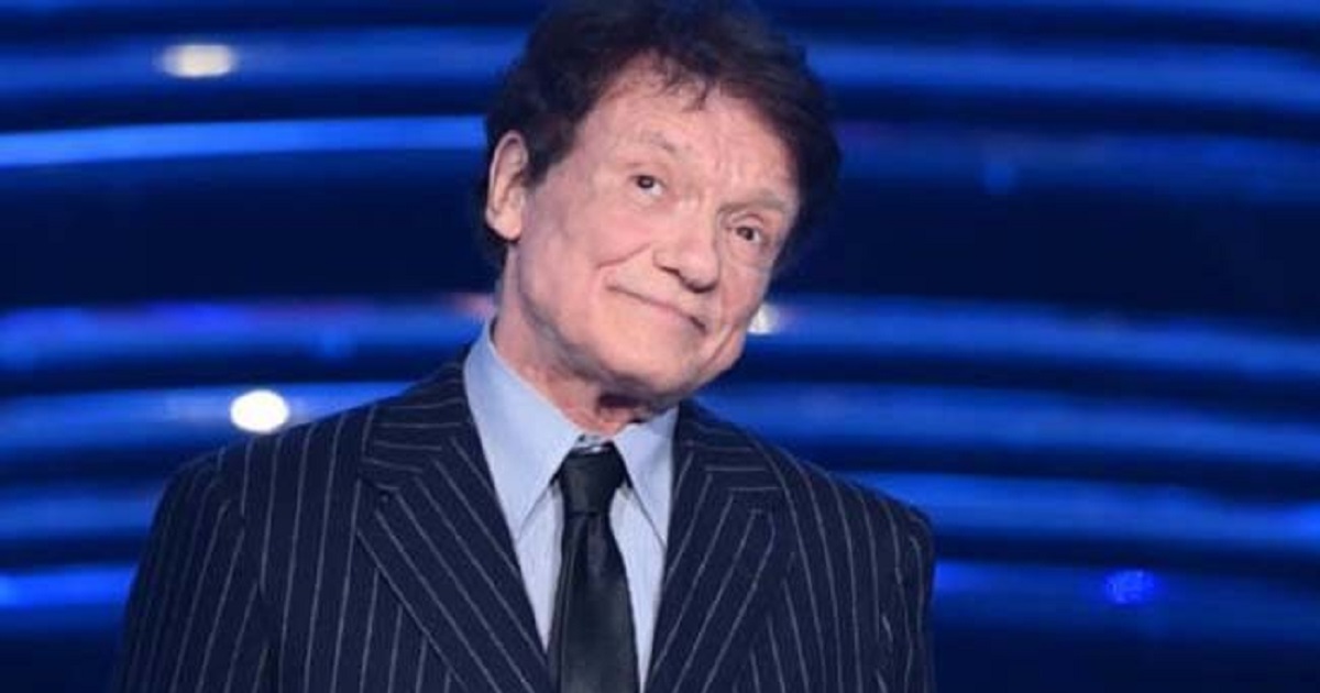 Paura per Massimo Ranieri: il cantante cade durante uno show