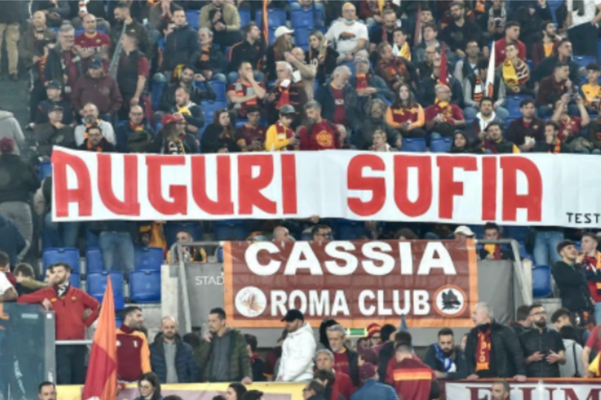 Sofia acclamata dai tifosi giallorossi allo stadio olimpico: ma chi è questa tifosa speciale?