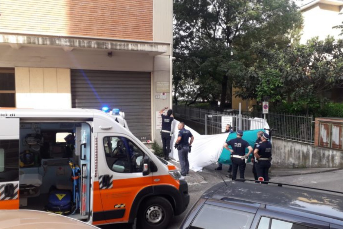 Tragedia a Modena, bambina di 4 anni è morta cadendo dal balcone al settimo piano: indagini in corso