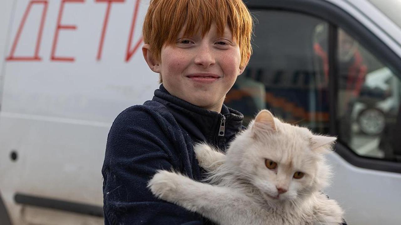 Bimbo protegge il gatto dalle bombe di Mariupol