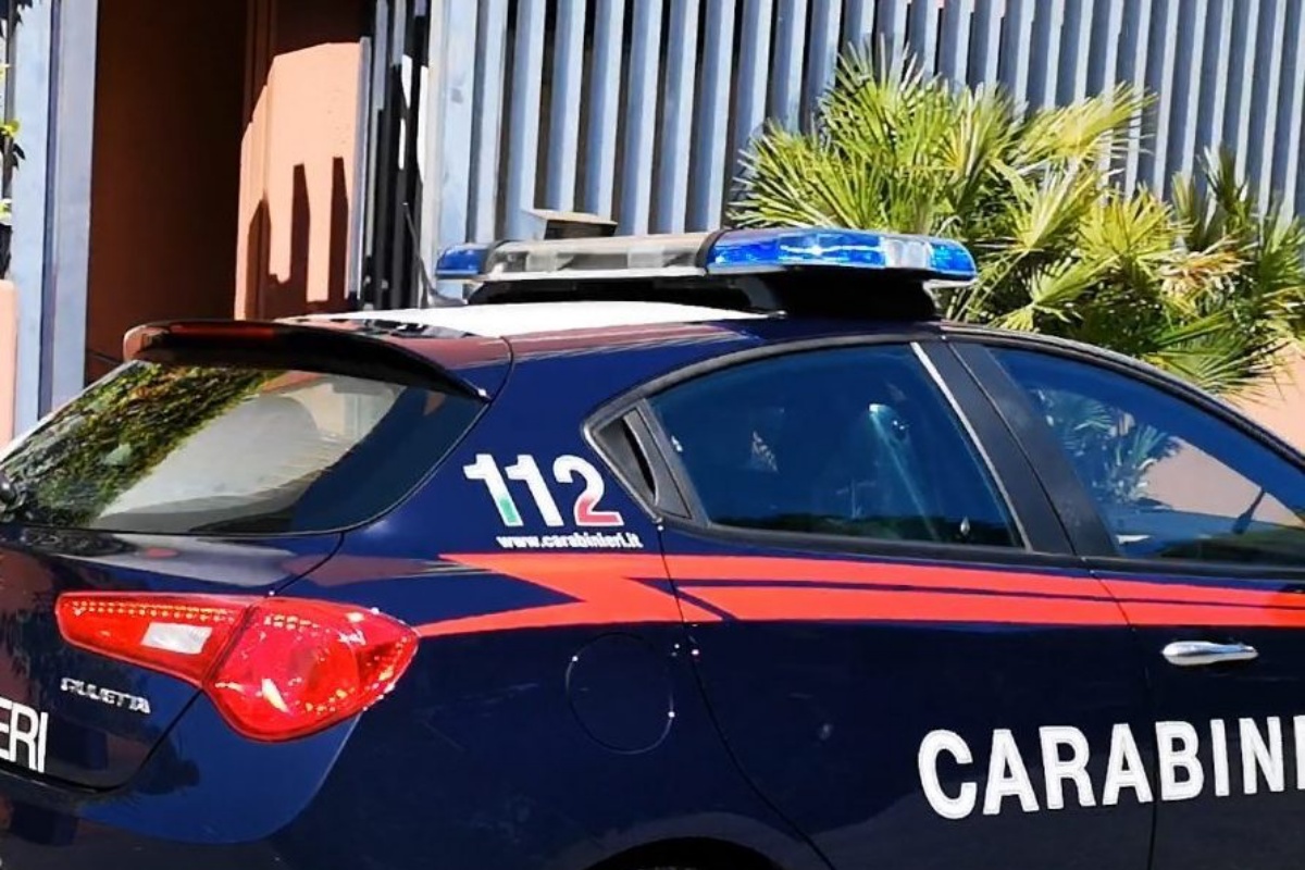 Frosinone, donna di 59 anni cade dal balcone al quinto piano, mentre lo stava pulendo: è morta