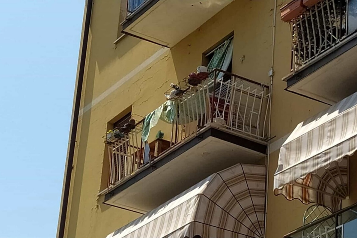 Modena, donna di 60 anni cade dal balcone mentre stava pulendo il vetro: è morta sul colpo