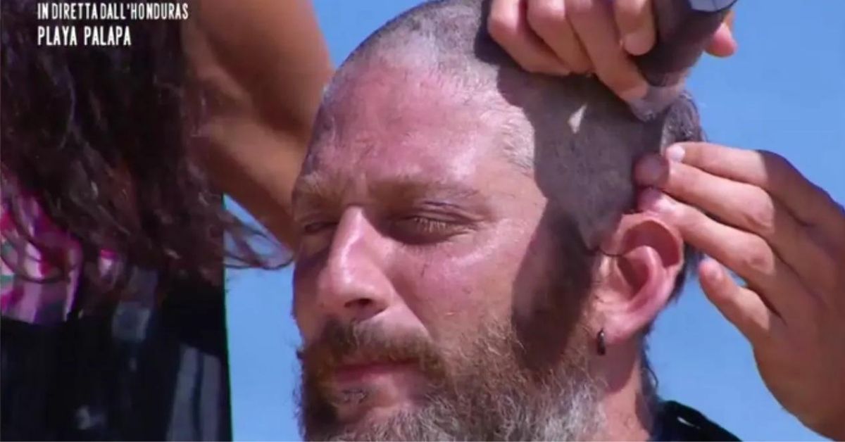 Edoardo Tavassi si rasa a zero. E la nipote scoppia in lacrime davanti la tv