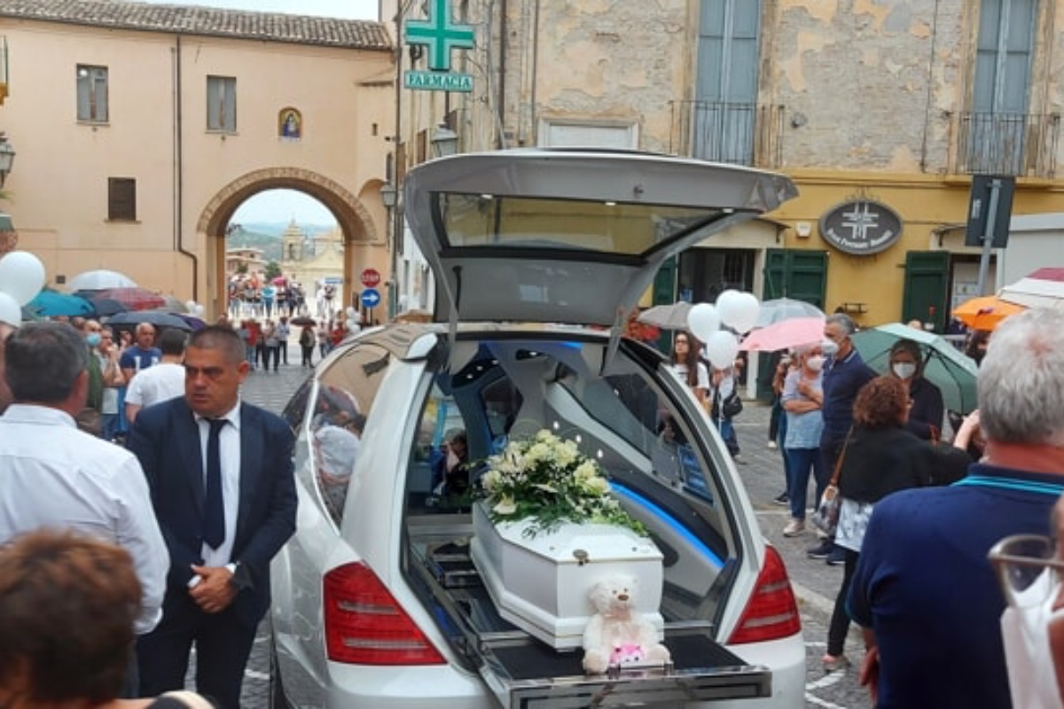 Pianella, l’ultimo straziante addio alla piccola Giulia Maiano, la bimba morta dopo esser caduta dal balcone