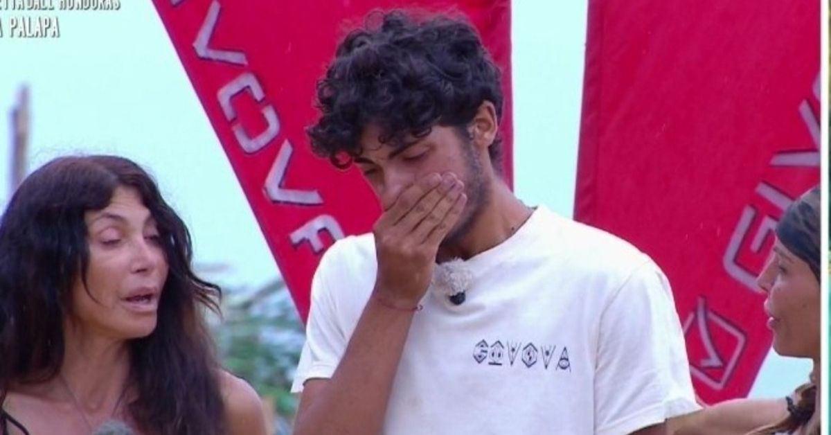 Isola dei Famosi, Alessandro in lacrime lascia il gioco: “Ho gli esami all’università”