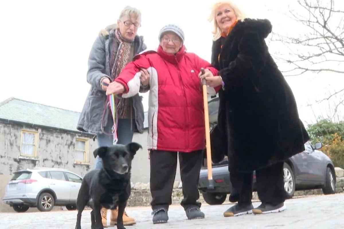 donna ucraina di 86 anni costretta a separarsi dal suo cane