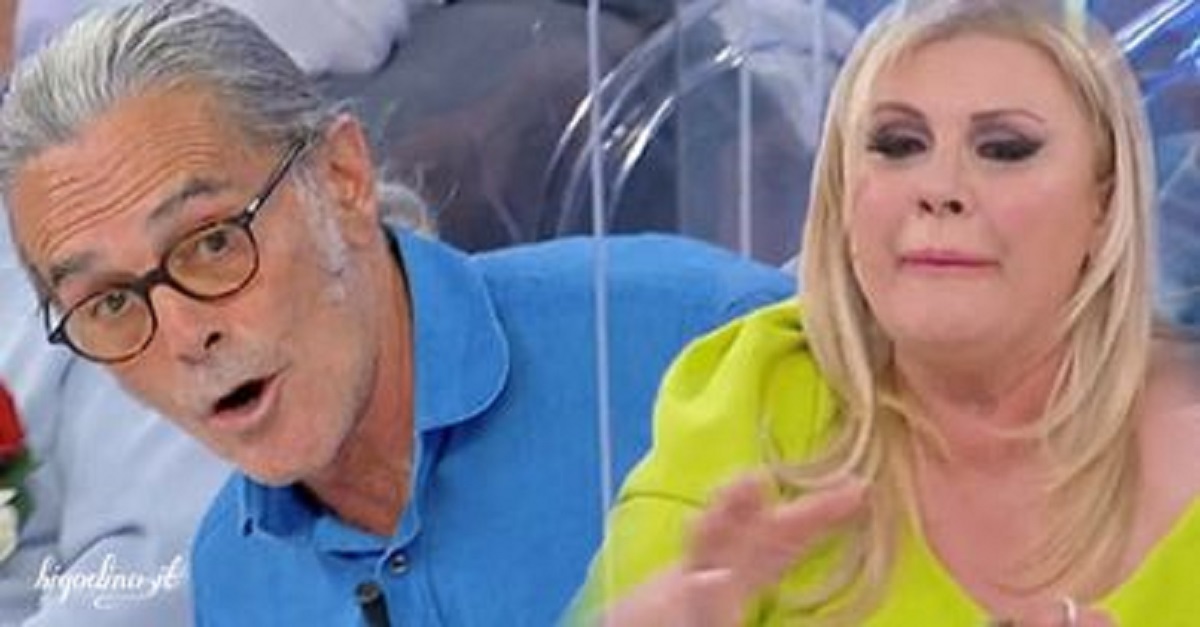 UeD: il cavaliere deride Tina Cipollari per i suoi piedi