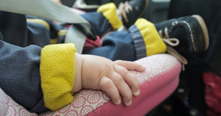 Bimbo di 18 mesi dimenticato in auto