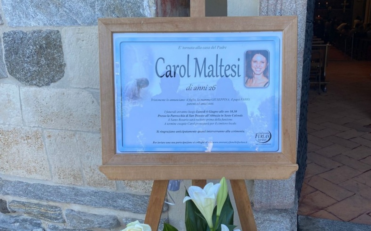 Dolore, lacrime e rabbia durante l’ultimo saluto a Carol Maltesi