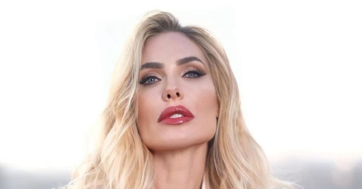 Ilary Blasi in treno per Milano: ecco chi ha viaggiato con lei