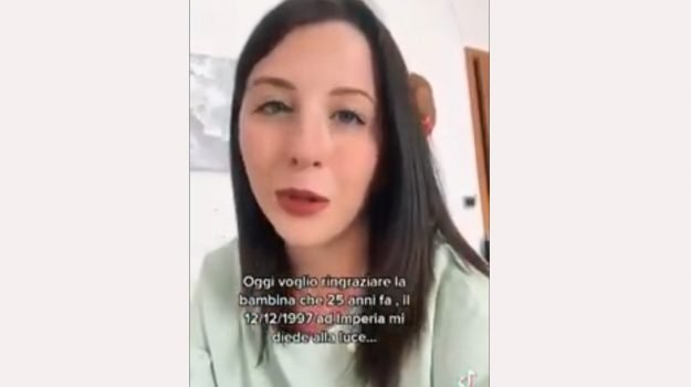 giovane che cerca la madre biologica su TikTok