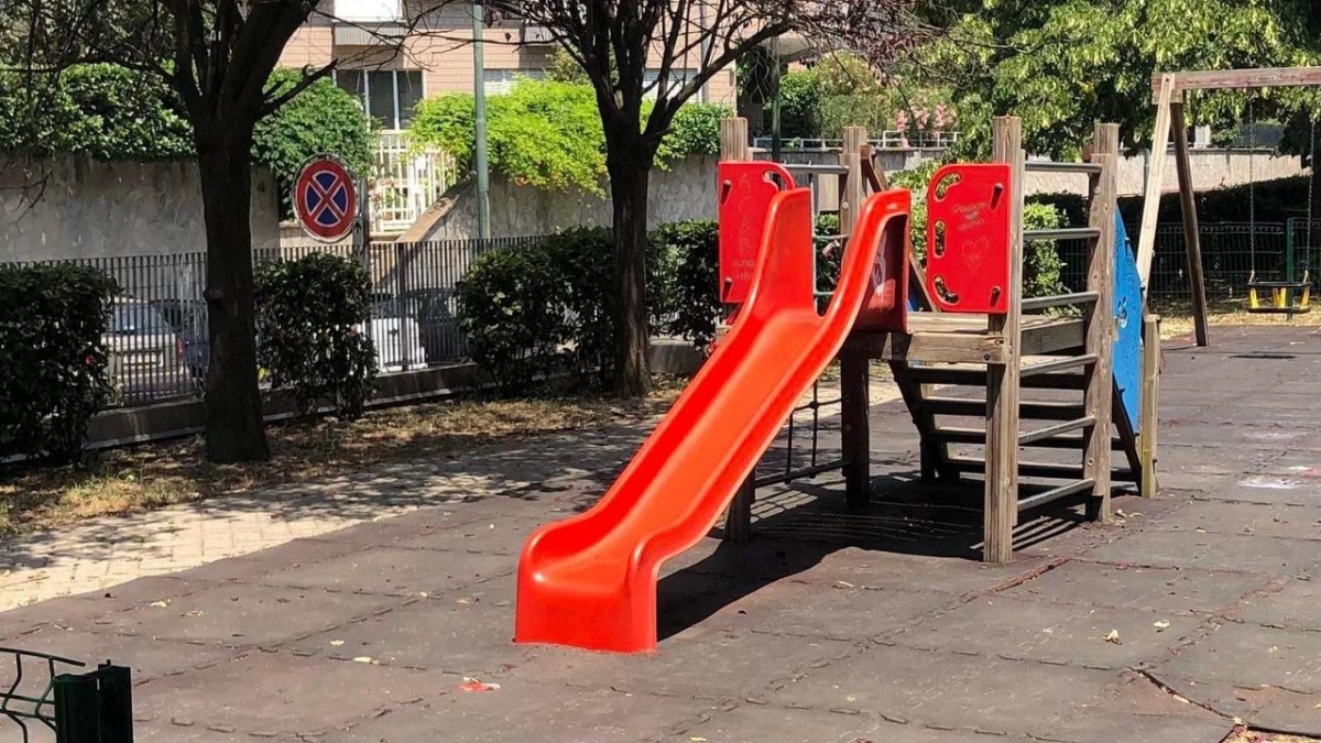 Dad fixes the slide where his little son was injured