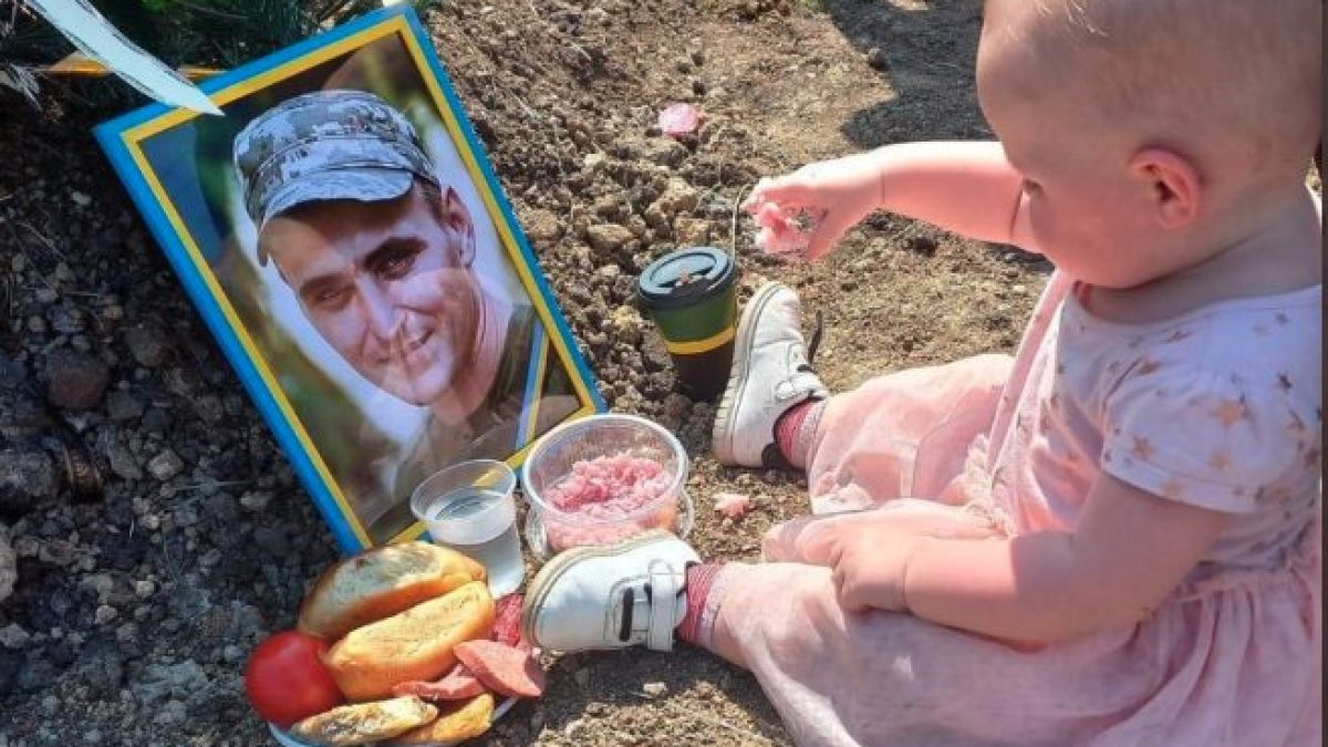 Il papà muore in guerra: bambina ucraina festeggia il suo primo compleanno davanti alla sua tomba