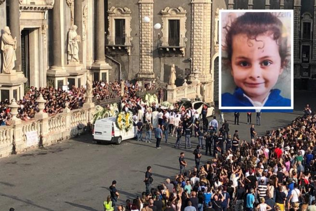 Dopo il funerale della piccola Elena Del Pozzo, in tanti sui social hanno criticato quello che è successo
