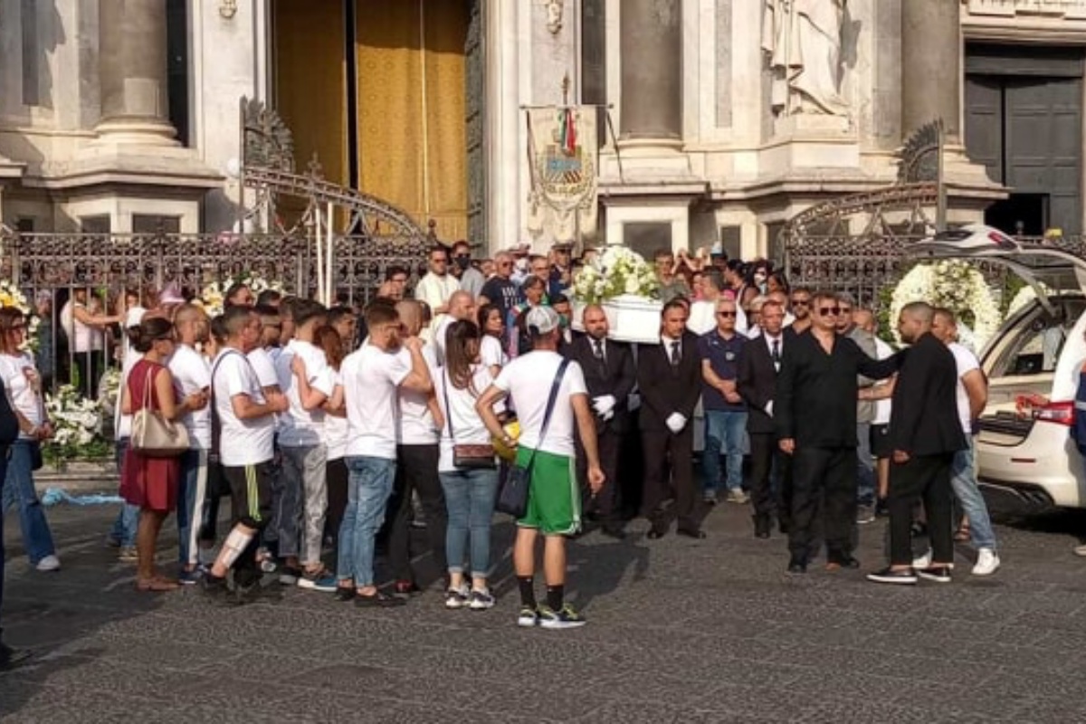 Le urla delle persone durante il funerale della piccola Elena Del Pozzo per la madre