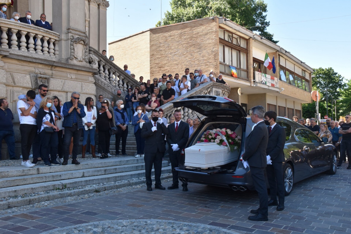 Appiano Gentile, l’ultimo straziante addio a Giulia Masiello, morta a 26 anni in un incidente