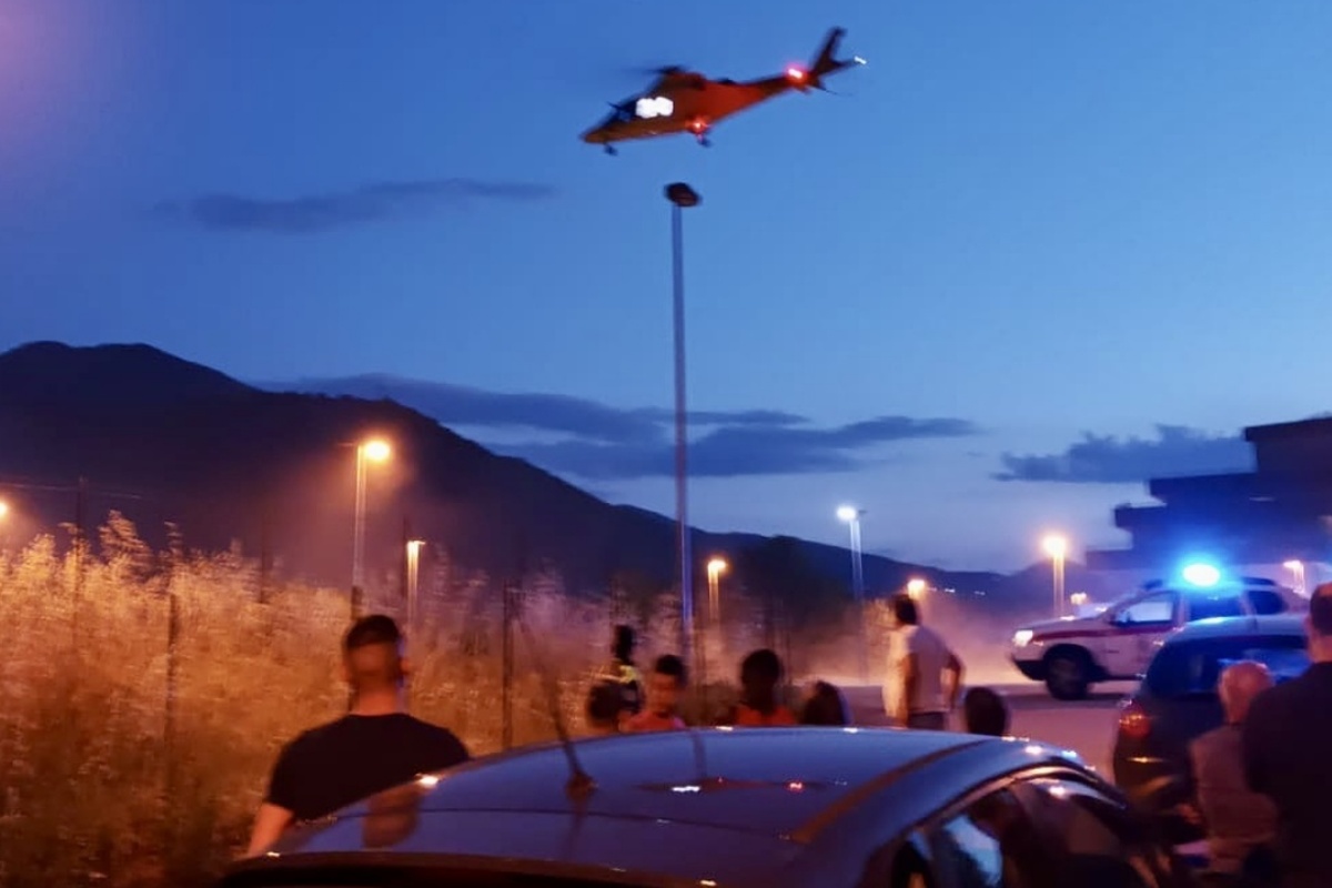 Atina, indagati i genitori e la nonna della bimba di 5 anni colpita dal trattore: identificato anche l’uomo alla guida del veicolo