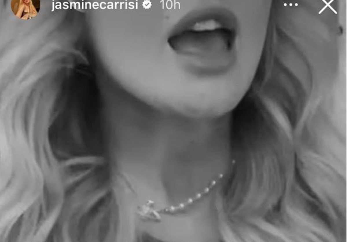 Jasmine Carrisi mostra la sua splendida collana in Swarovski