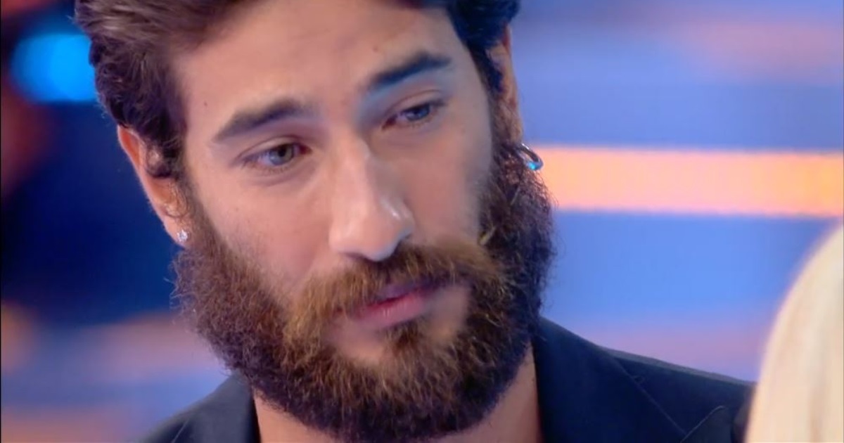 L’Isola dei Famosi: Roger spiega in diretta i motivi del suo ritiro