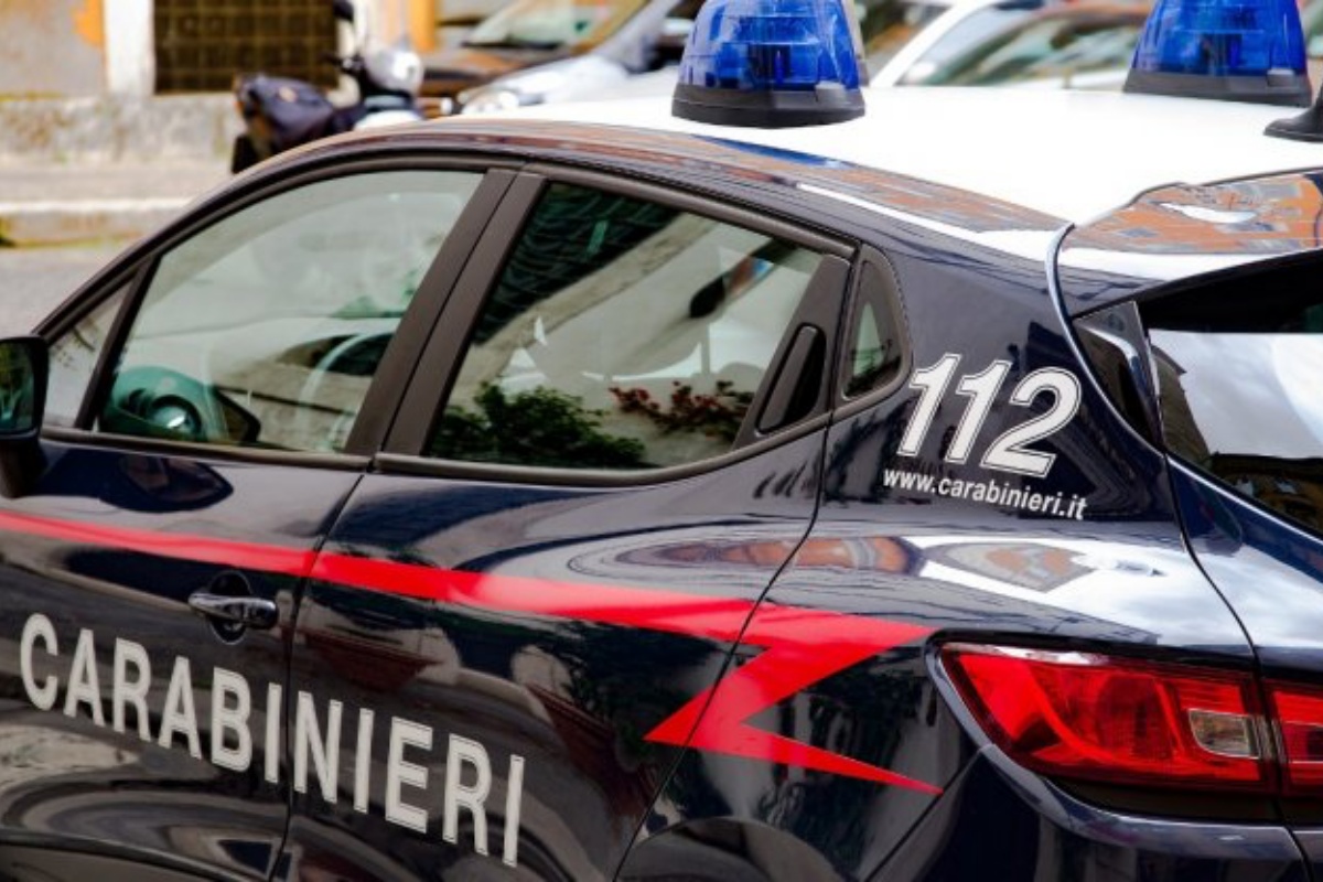 Roma, cattivo odore da una casa: trovato il corpo di un’anziana mamma tra i rifiuti