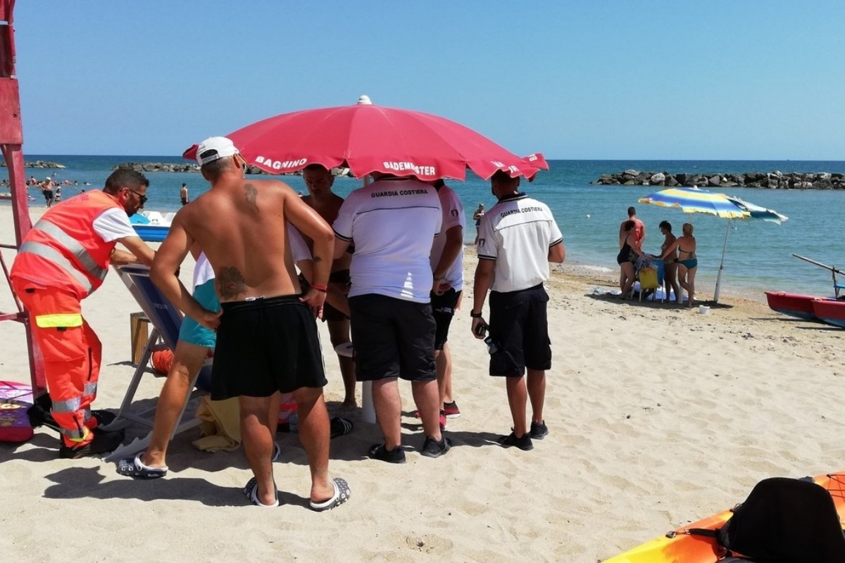 Dramma a Rosignano, si tuffa in mare per salvare il figlio: Maria Clara Shermer muore a 51 anni