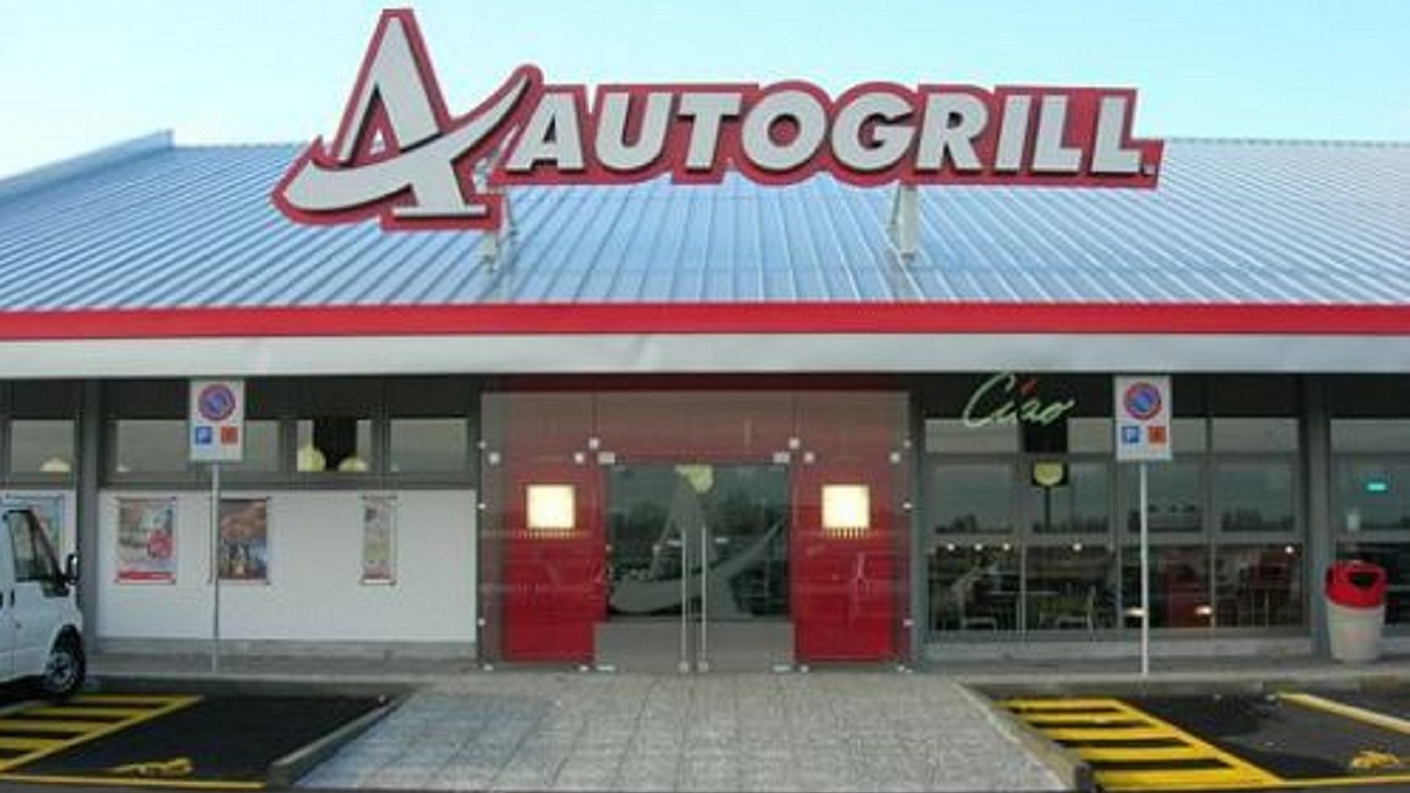 Adolescente abbandonato in autogrill