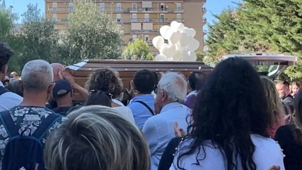 Commozione e lacrime durante l’ultimo saluto a Isabella, la mamma caduta dalla scala a chiocciola con in braccio la figlia di 24 giorni
