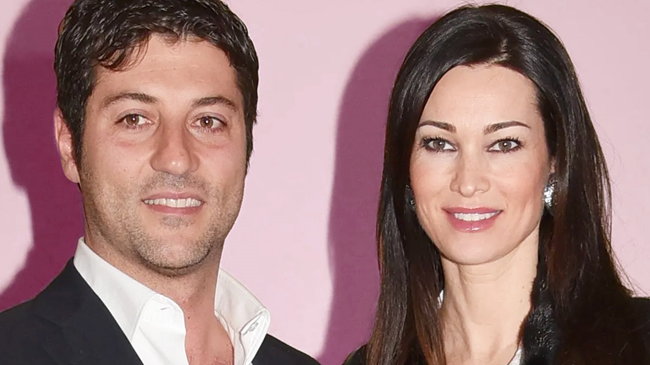 Manuela Arcuri, il consiglio dopo il matrimonio: “Sposatevi avendo già un bambino”