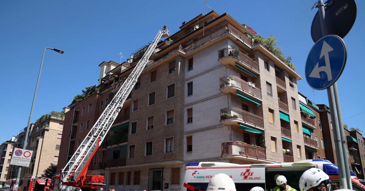 Dramma a Milano: intera palazzina coinvolta in un incendio