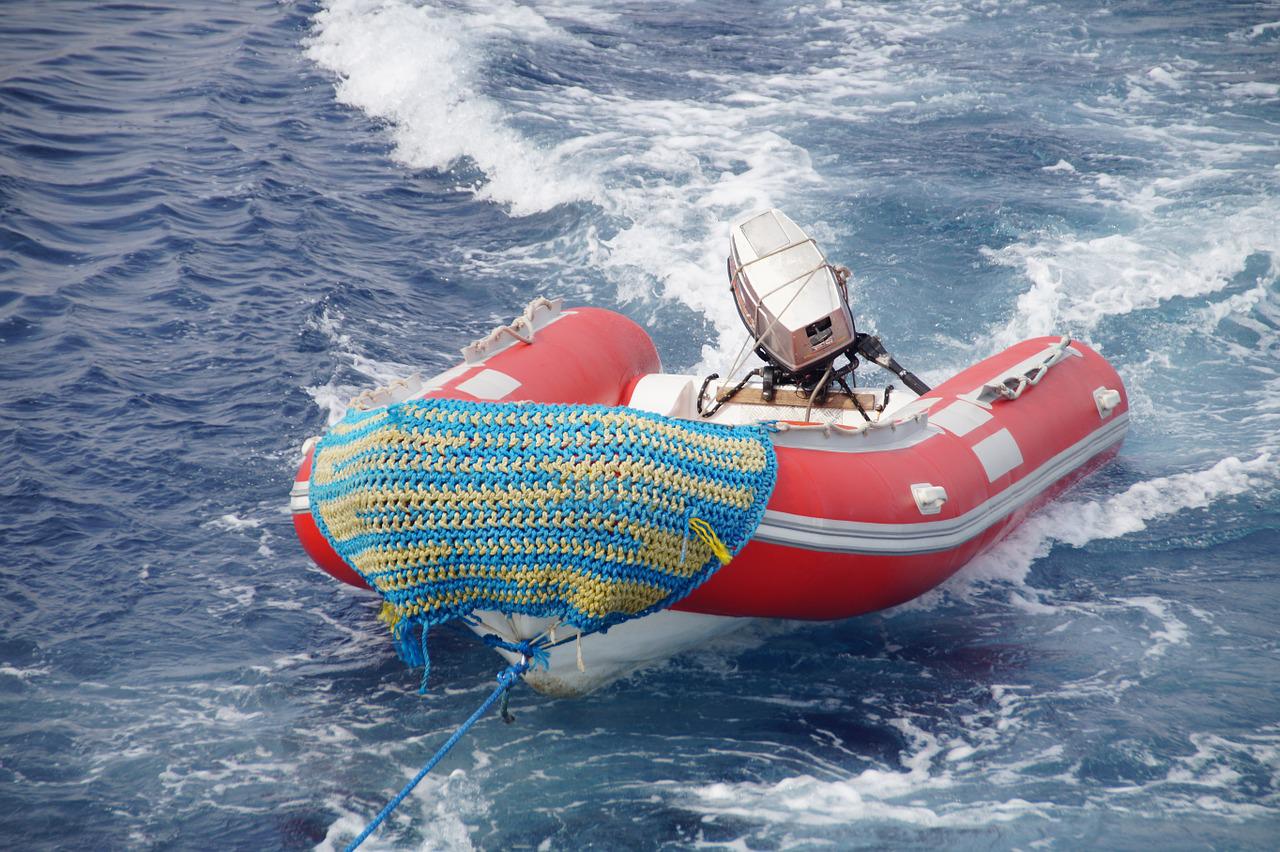 Gommone esplode durante il rifornimento di carburante