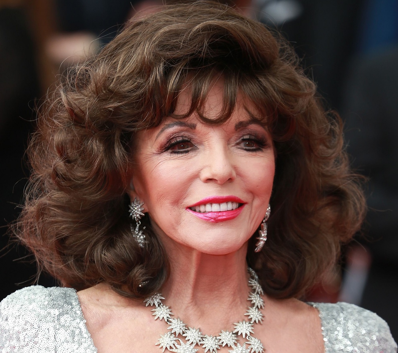 Joan Collins cade dai tacchi alti