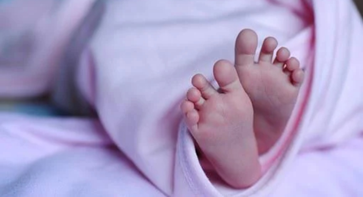 La neonata sta morendo, la nonna la salva