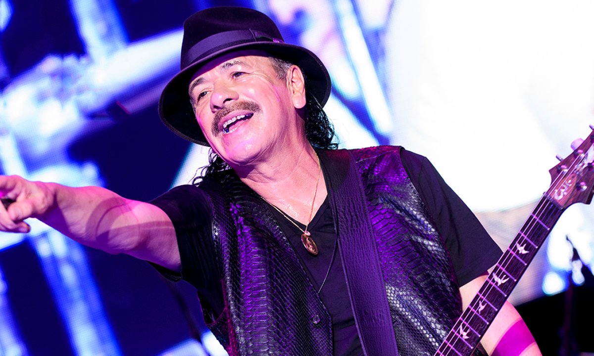 Carlos Santana svenuto sul palco