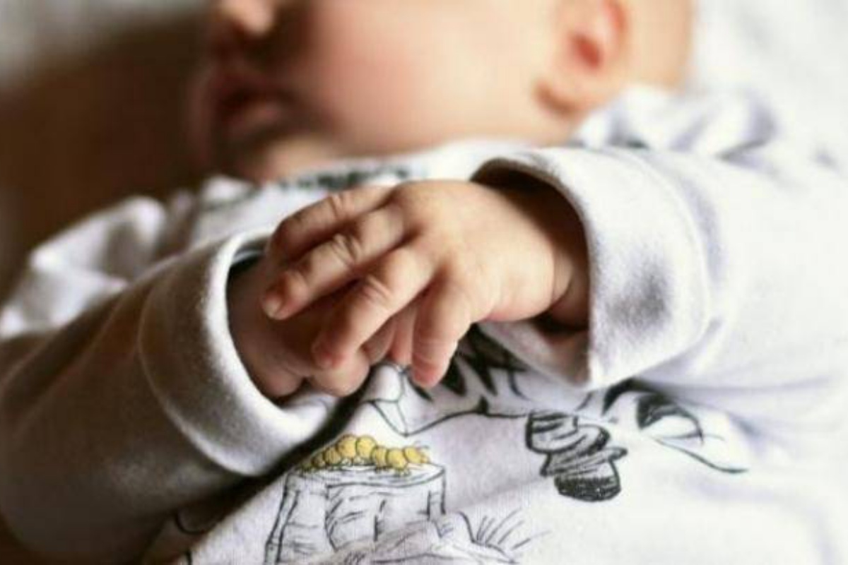 Il racconto di un testimone che ha visto il neonato abbandonato e la mamma stare male