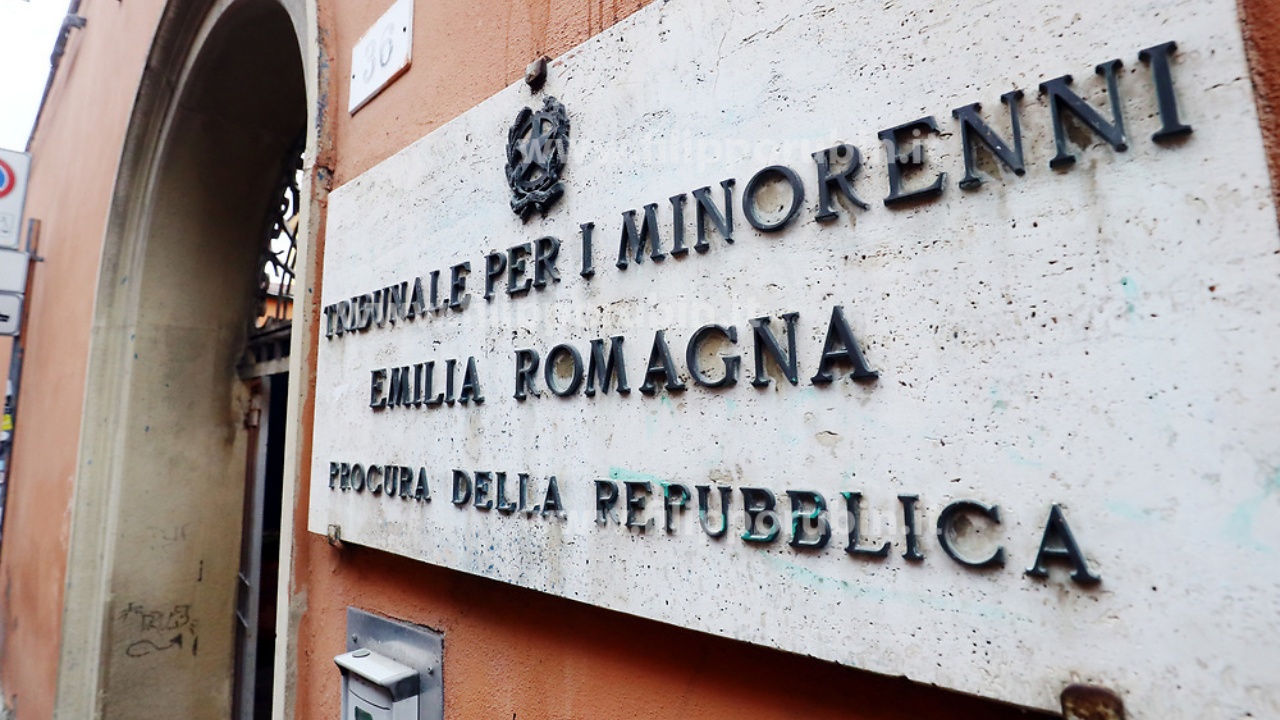 “Abbiamo paura, prendetevi nostro figlio di 13 anni”, la denuncia di una famiglia di Bologna